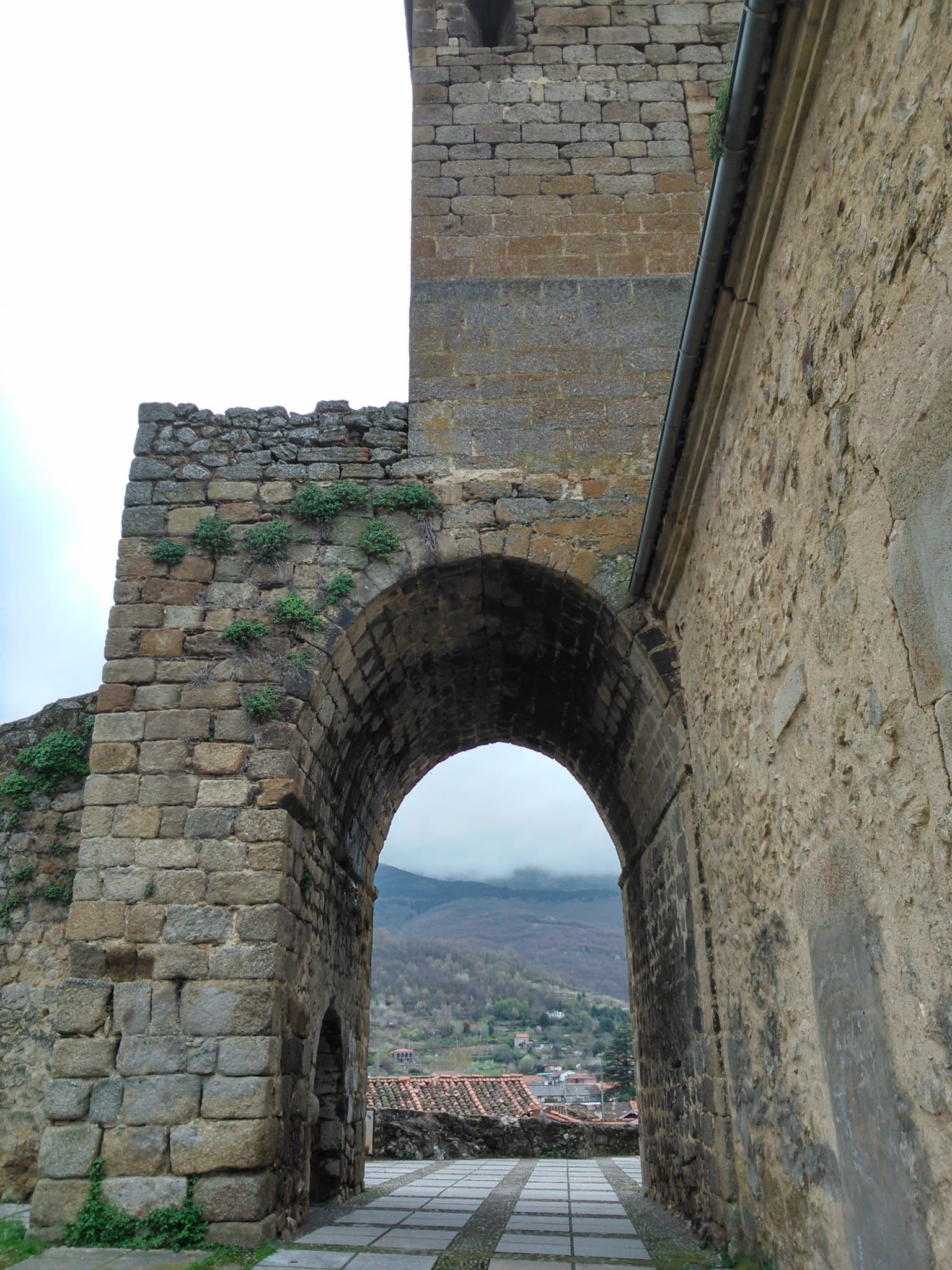 Puerta de monumento histórico