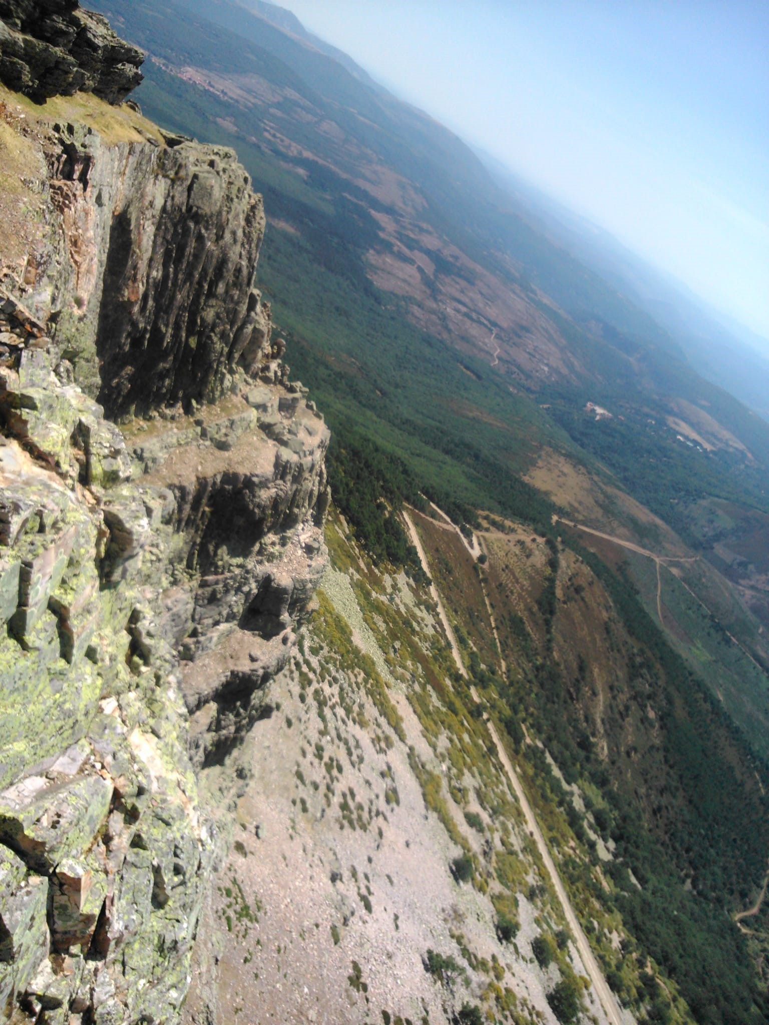 Paisaje montañoso de montes de Santibáñez el Bajo