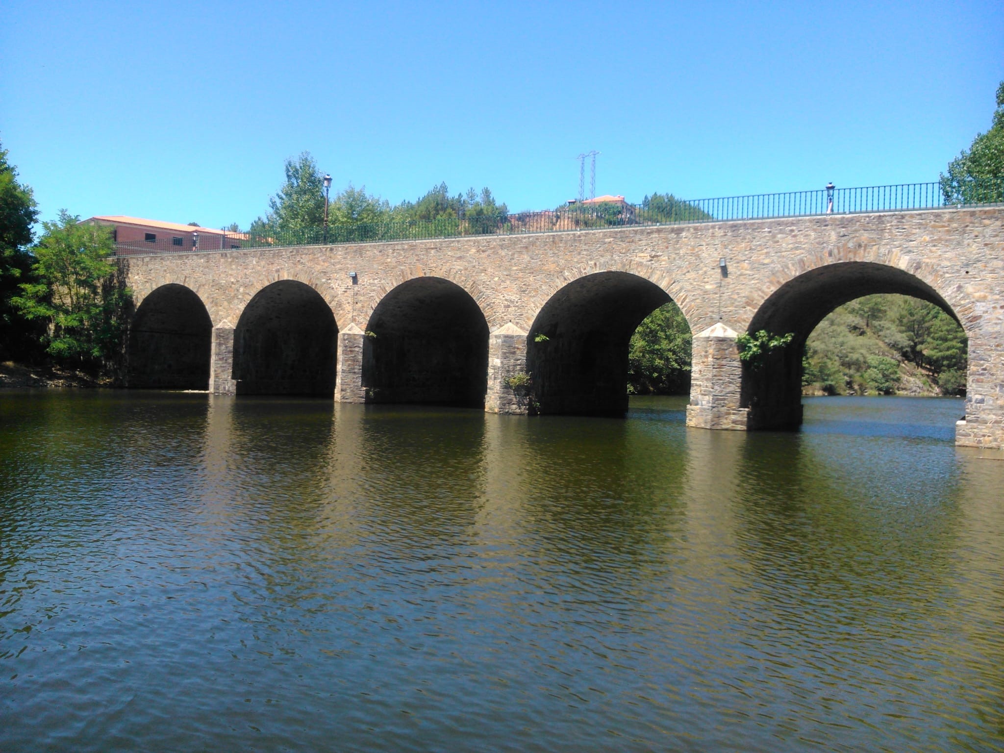 Puente con río