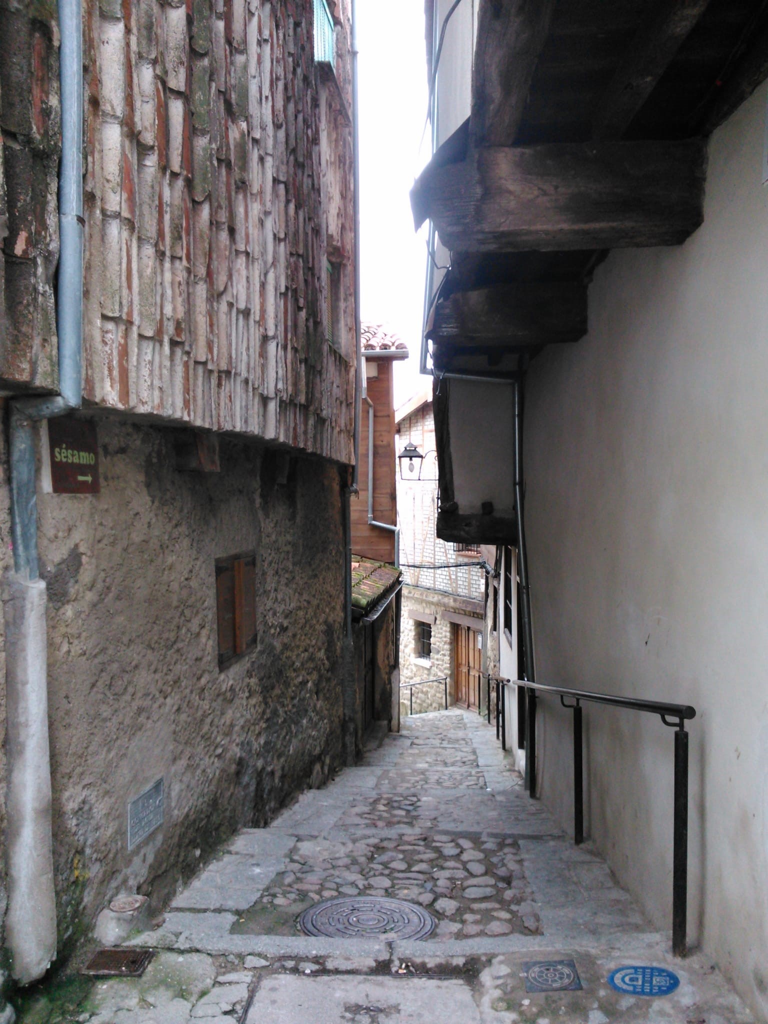 Calle estrecha de pueblo